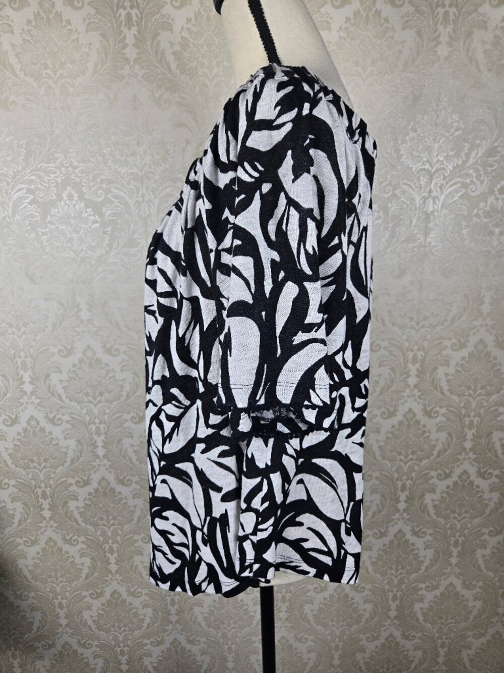 Chico's Size 1 (US Medium) Black White Blouse Leaf Print 100% Linen Elastic Neck - Picture 6 of 12
